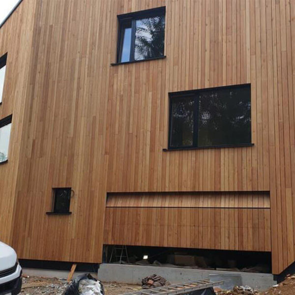 Facade-flush sectional door