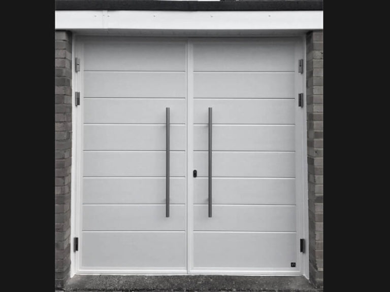 Side hinged door with pull handles