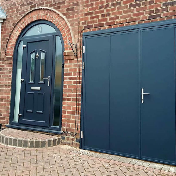 Side hinged door in smooth finish