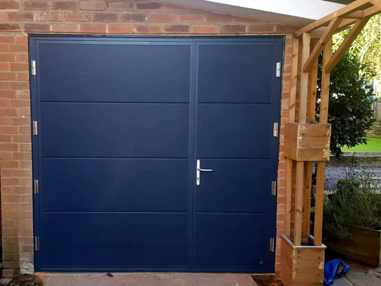 Side hinged door in smooth finish