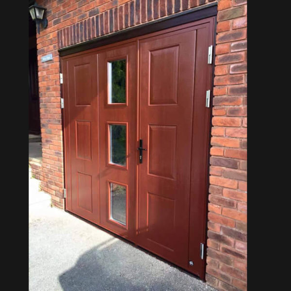 Side hinged door in vertival layout