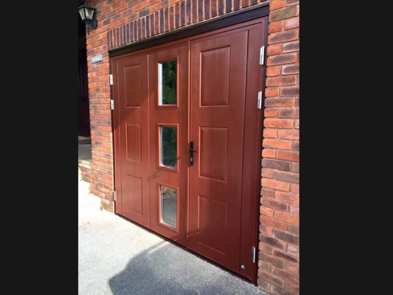 Side hinged door in vertival layout