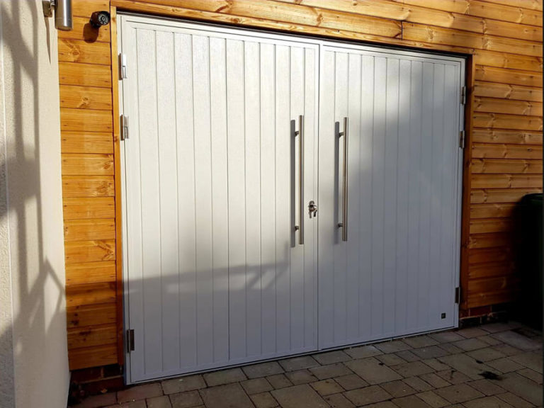 Side hinged door with pull handles