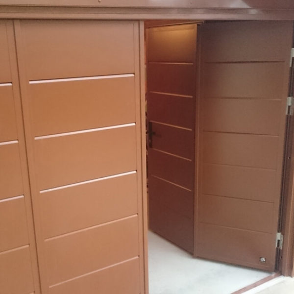 Opening inside bi-fold leafs