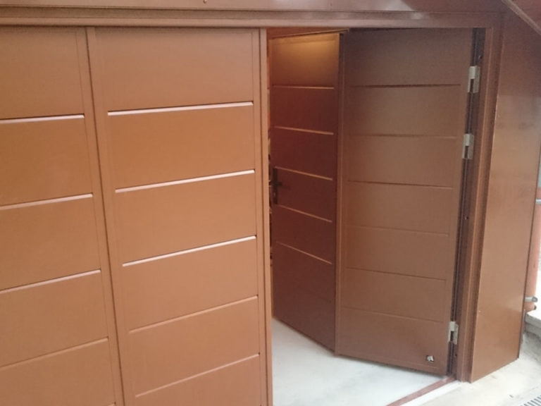 Opening inside bi-fold leafs