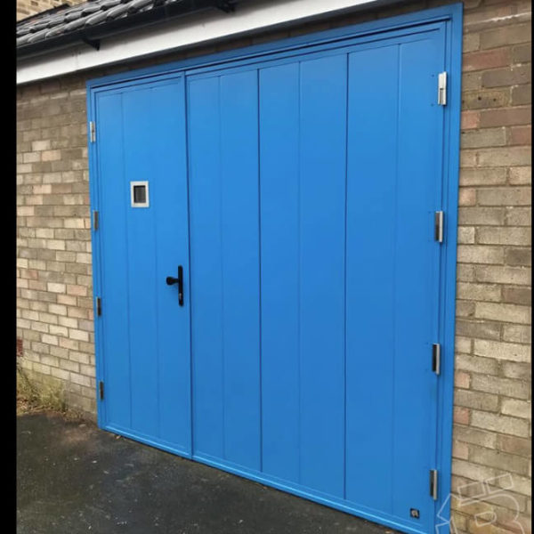 Side hinged door - asymmetric split