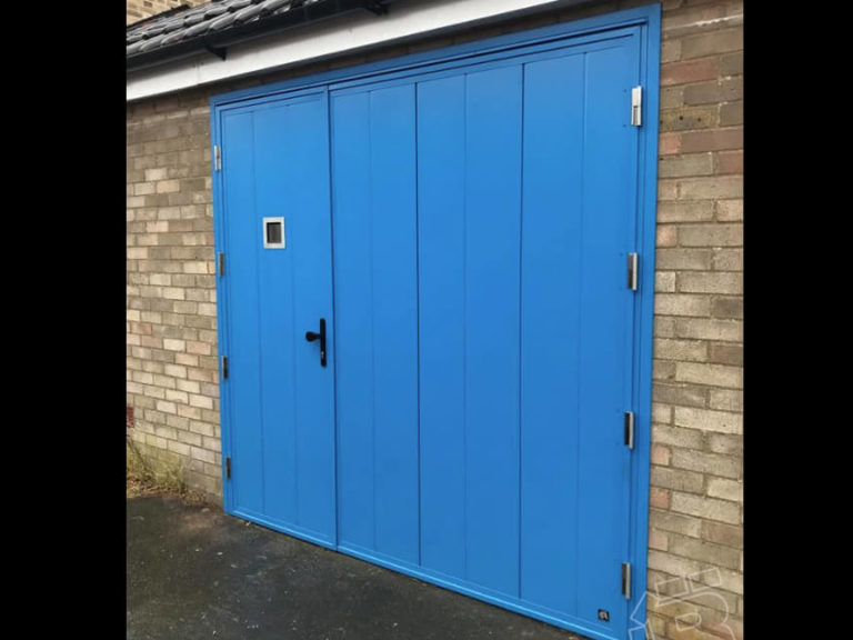 Side hinged door - asymmetric split