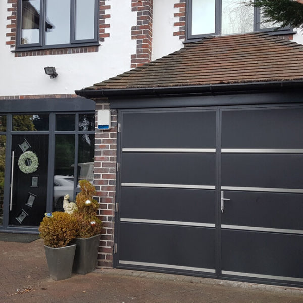 Side-hinged door with décor appliques