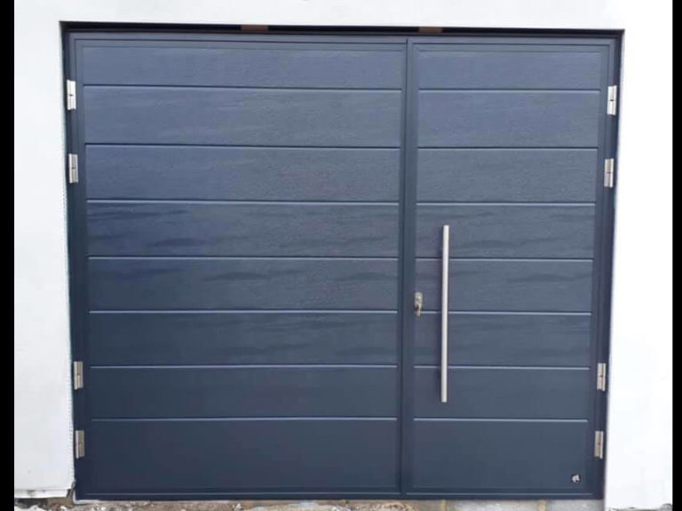 Side hinged door with pull handle