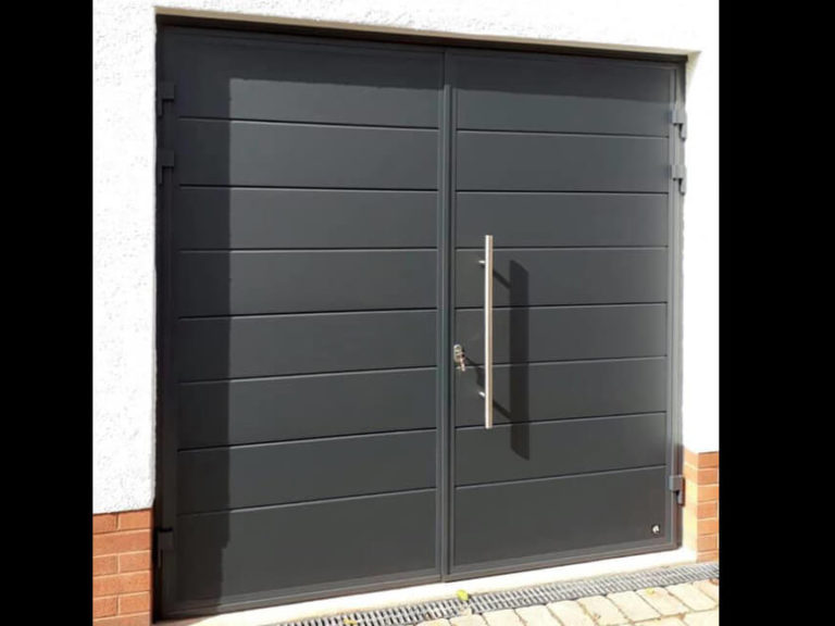 Side hinged door with pull handle