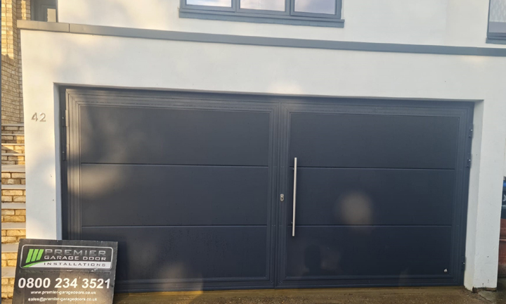 Side-hinged garage door 4.4 metres wide