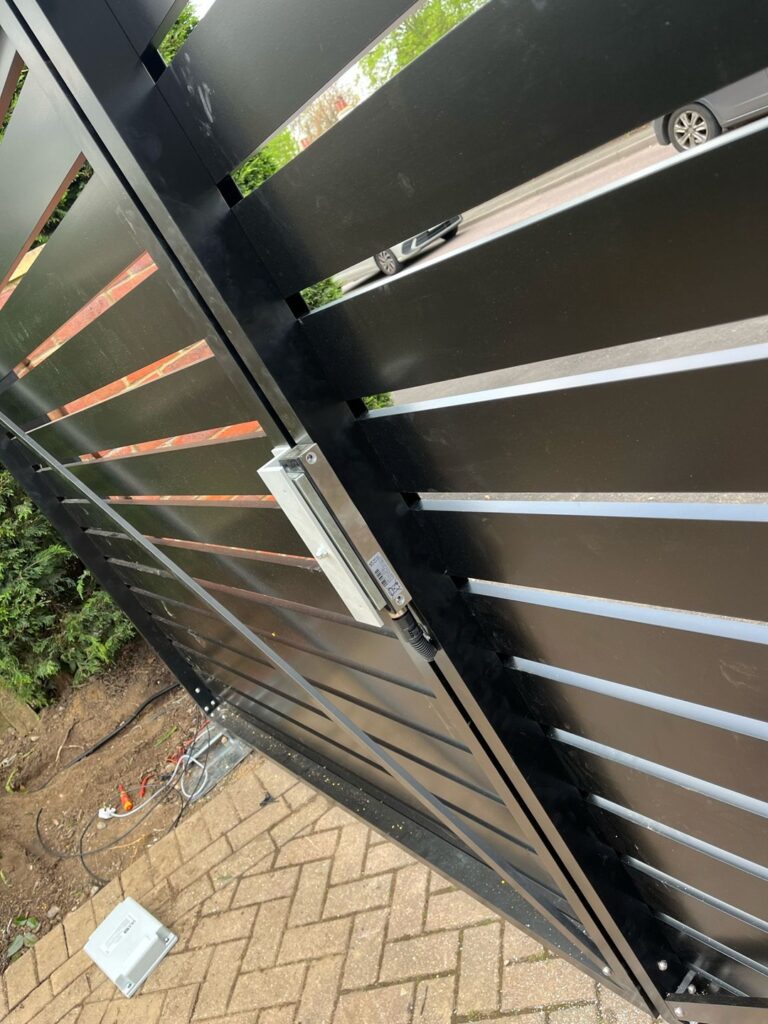Aluminium swing gates Lock