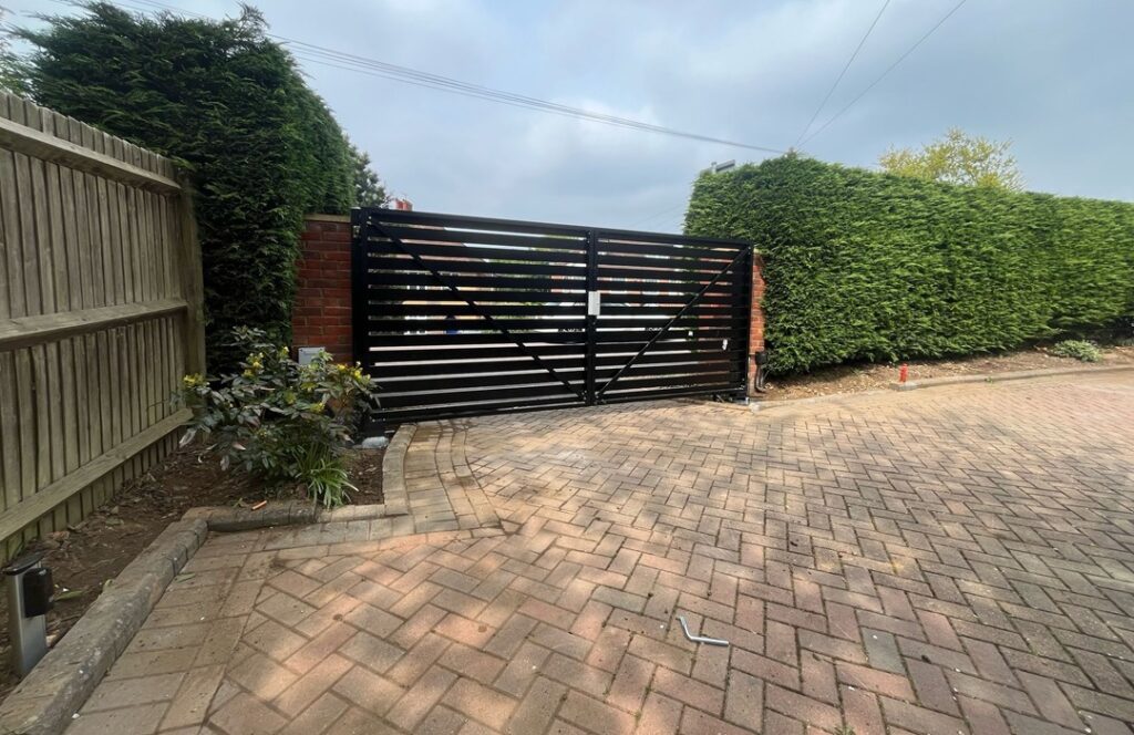 Aluminium swing gates