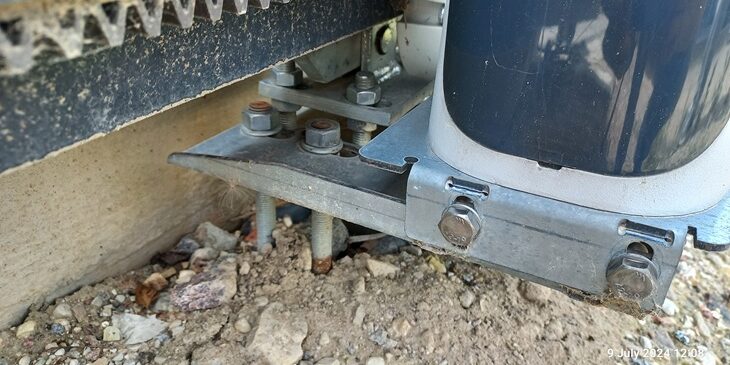 Ryterna cantilever gate motor platform - extended stud bolts